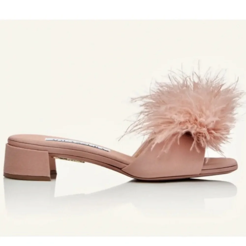Aquazzura questions leave
